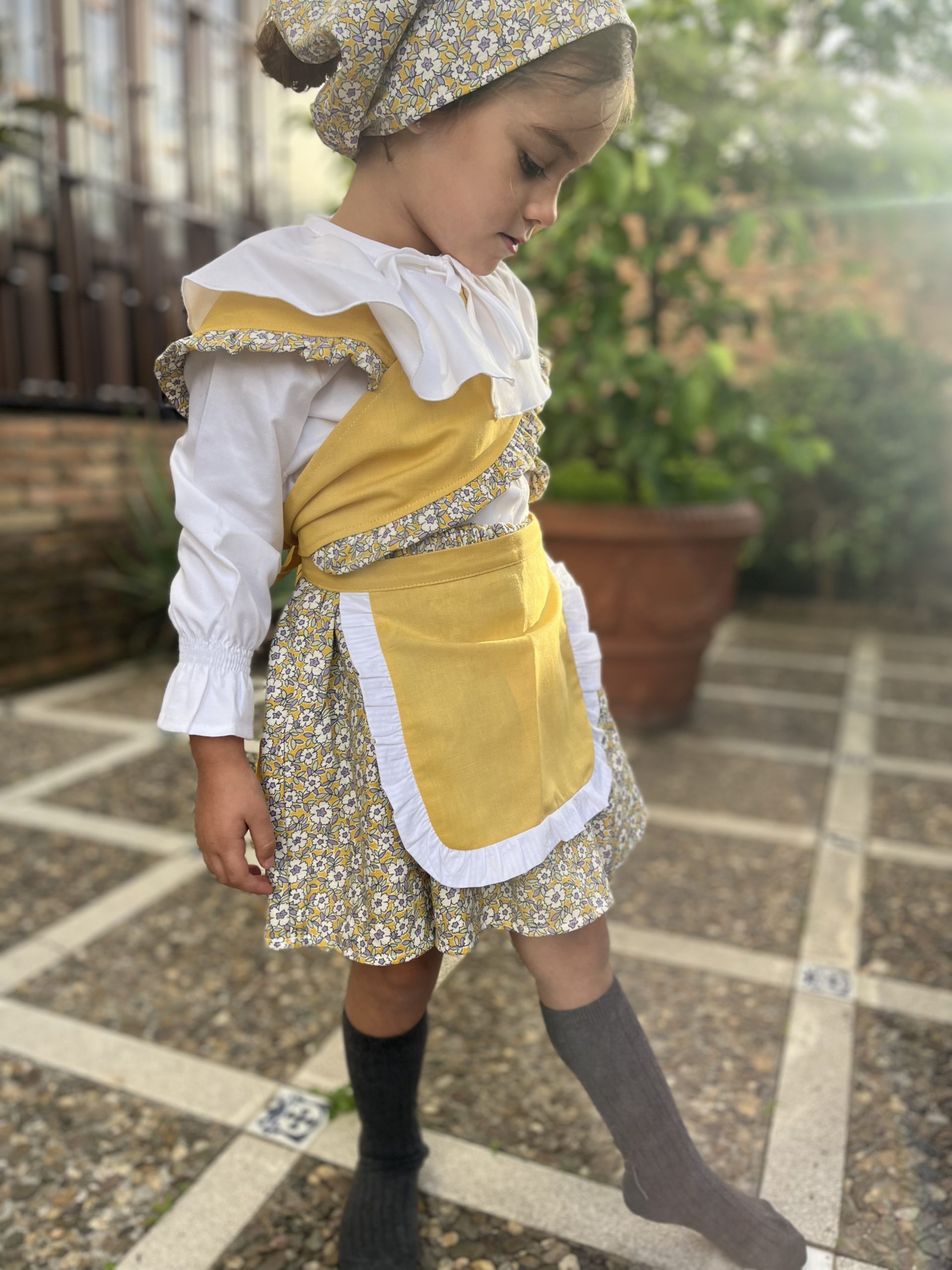 Traje de Pastora Flores Mostaza